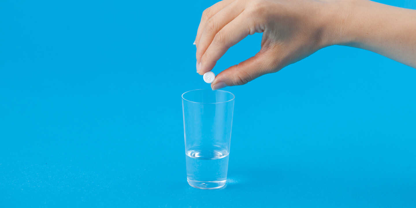 コップに約25mLの飲料水を注ぎ、その中にアフィニトール分散錠を1回服用分入れて、3分間放置します。飲料水の量は目安です。正確である必要はありません。3分以上置けば服用できます。調製したお薬は1時間まで安定しています。