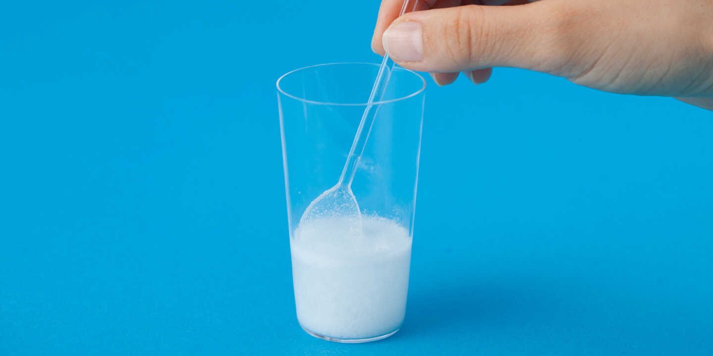 スプーンでやさしくかき混ぜ、全量を服用します。コップに残ったお薬は再度、約25mLの飲料水を加えて溶かし、全量を服用します。