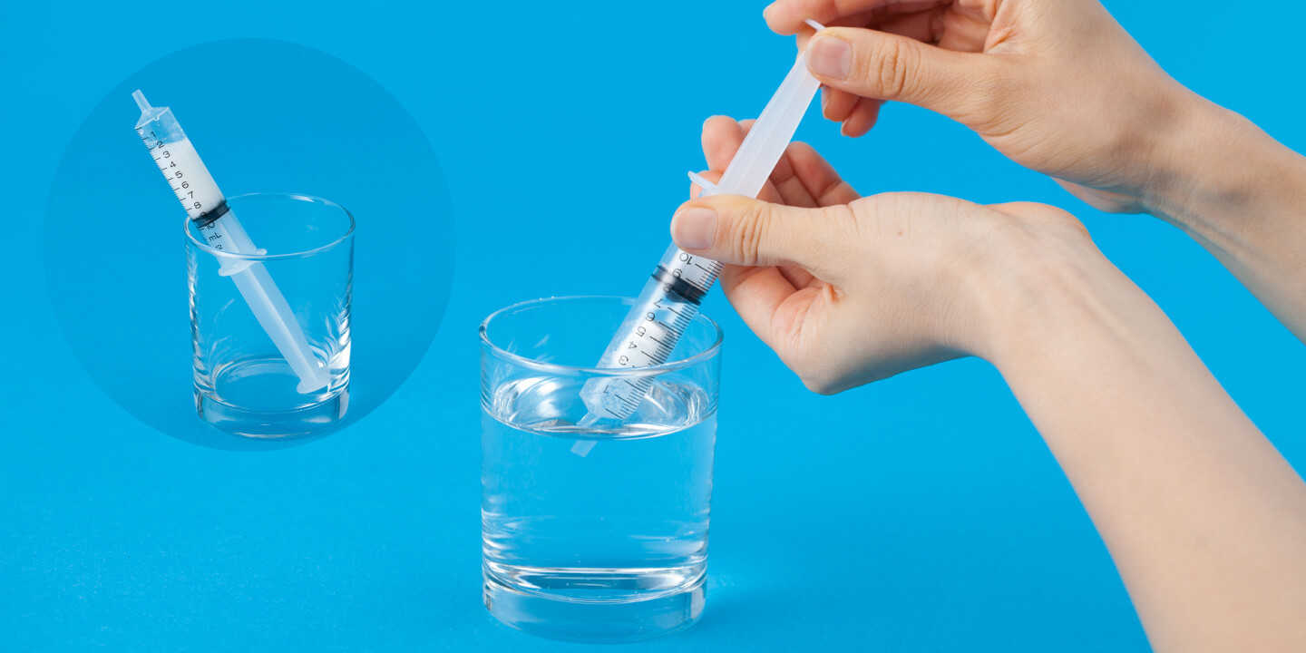 アフィニトール分散錠をシリンジに入れ、プランジャーを奥まで差し込みます。コップからゆっくりと約5mLの水を吸い上げ、逆さまに持って空気を約1mL吸い込み、コップに立てかけて3分間放置します。飲料水の量は目安です。正確である必要はありません。3分以上置けば服用できます。調製したお薬は1時間まで安定しています。