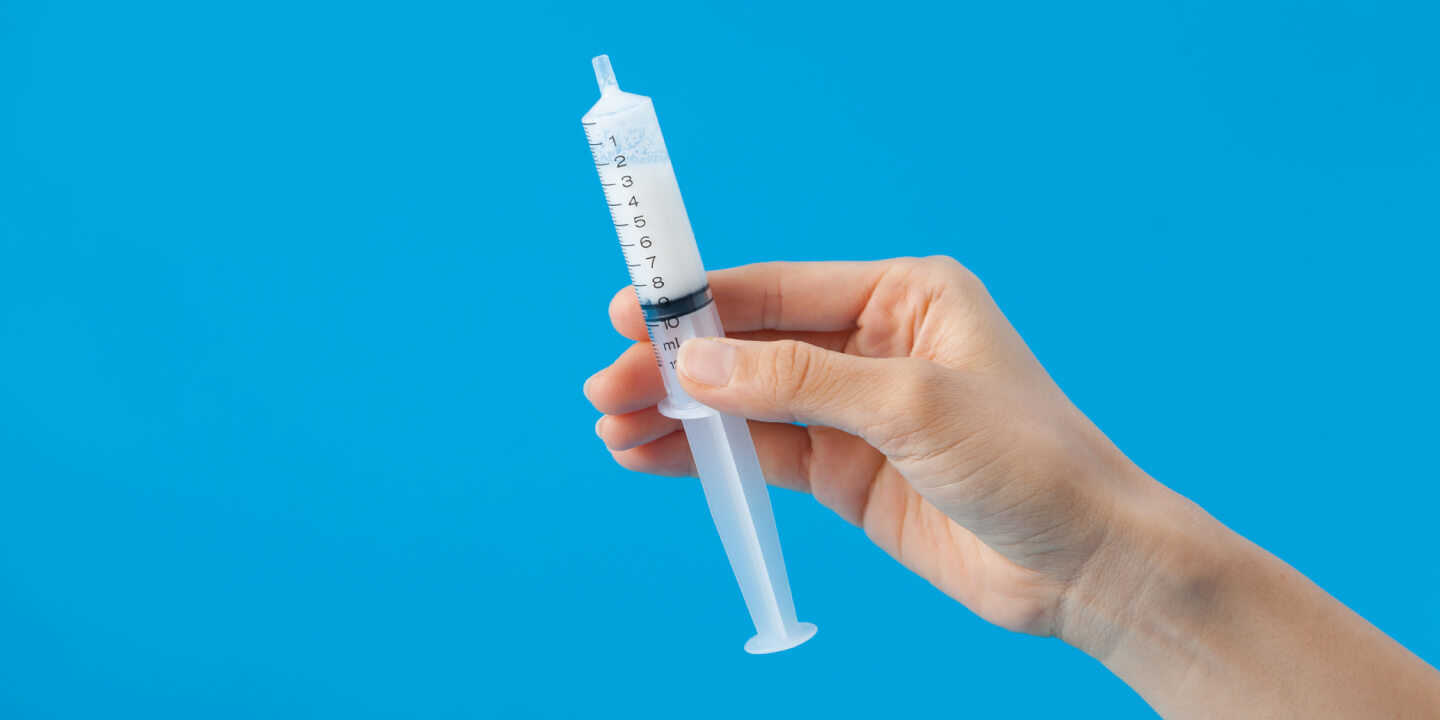 分散錠が溶けているのを確認し、シリンジを注意深く5回程度上下に転倒させて振り混ぜます。上に向けて持ち、余分な空気を抜いてから全量を服用します。シリンジの中に残ったお薬は、再度水を適量吸い上げ、空気を約1mL吸い込み、円を描くように振り混ぜて溶かします。空気を抜いてから全量を服用します。